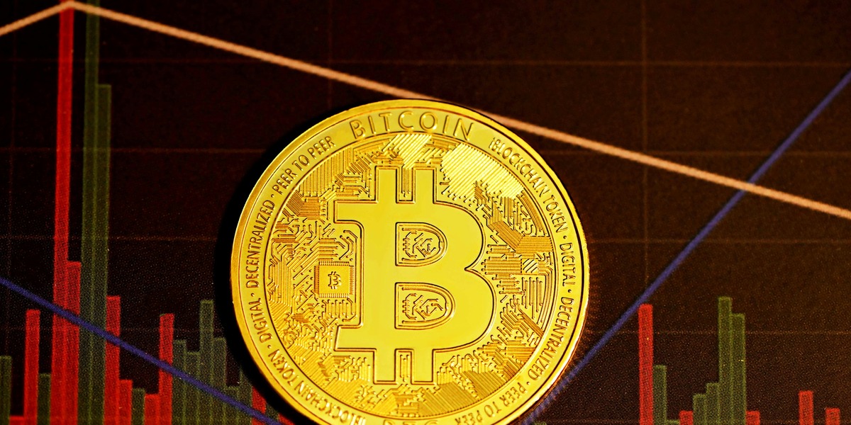 Bitcoin over 82.000 dollar: Oliefald løfter risikoen