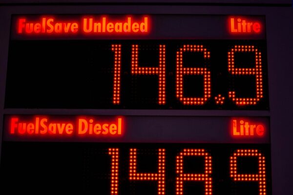 Brent falder under 103 dollar: Det kan dæmpe inflationen
