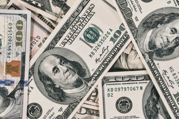 Dollar tæt på 18-måneders top kan ramme danske priser